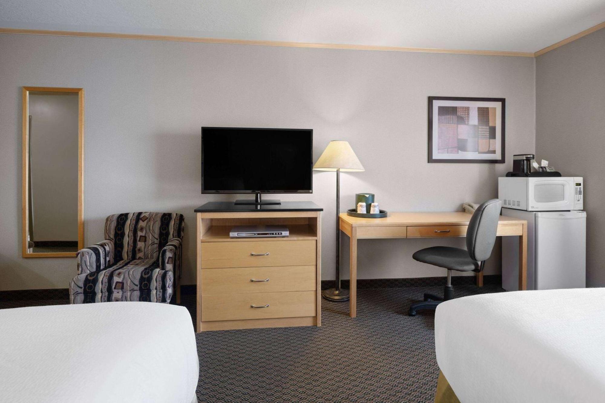 Travelodge By Wyndham Fort Mcmurray Εξωτερικό φωτογραφία