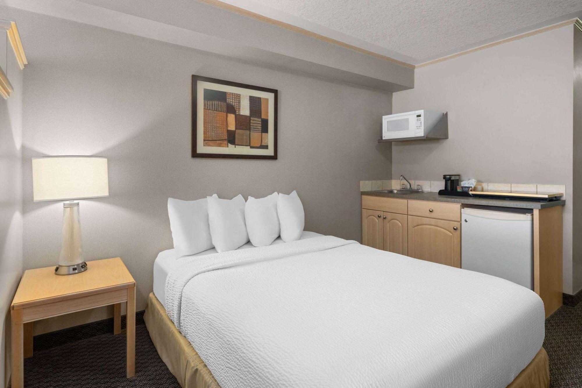Travelodge By Wyndham Fort Mcmurray Εξωτερικό φωτογραφία
