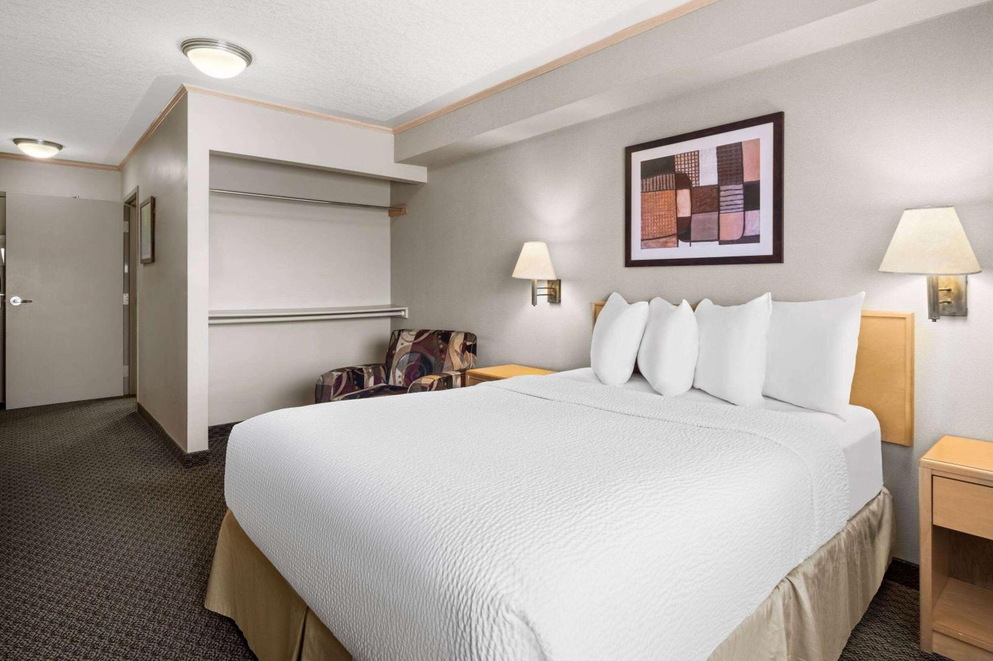 Travelodge By Wyndham Fort Mcmurray Εξωτερικό φωτογραφία