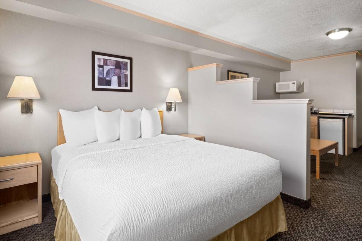 Travelodge By Wyndham Fort Mcmurray Εξωτερικό φωτογραφία