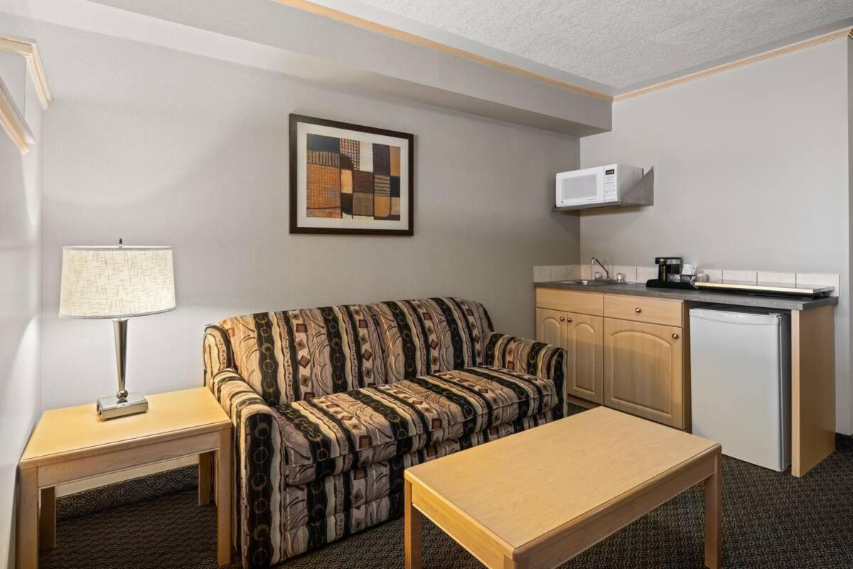 Travelodge By Wyndham Fort Mcmurray Εξωτερικό φωτογραφία