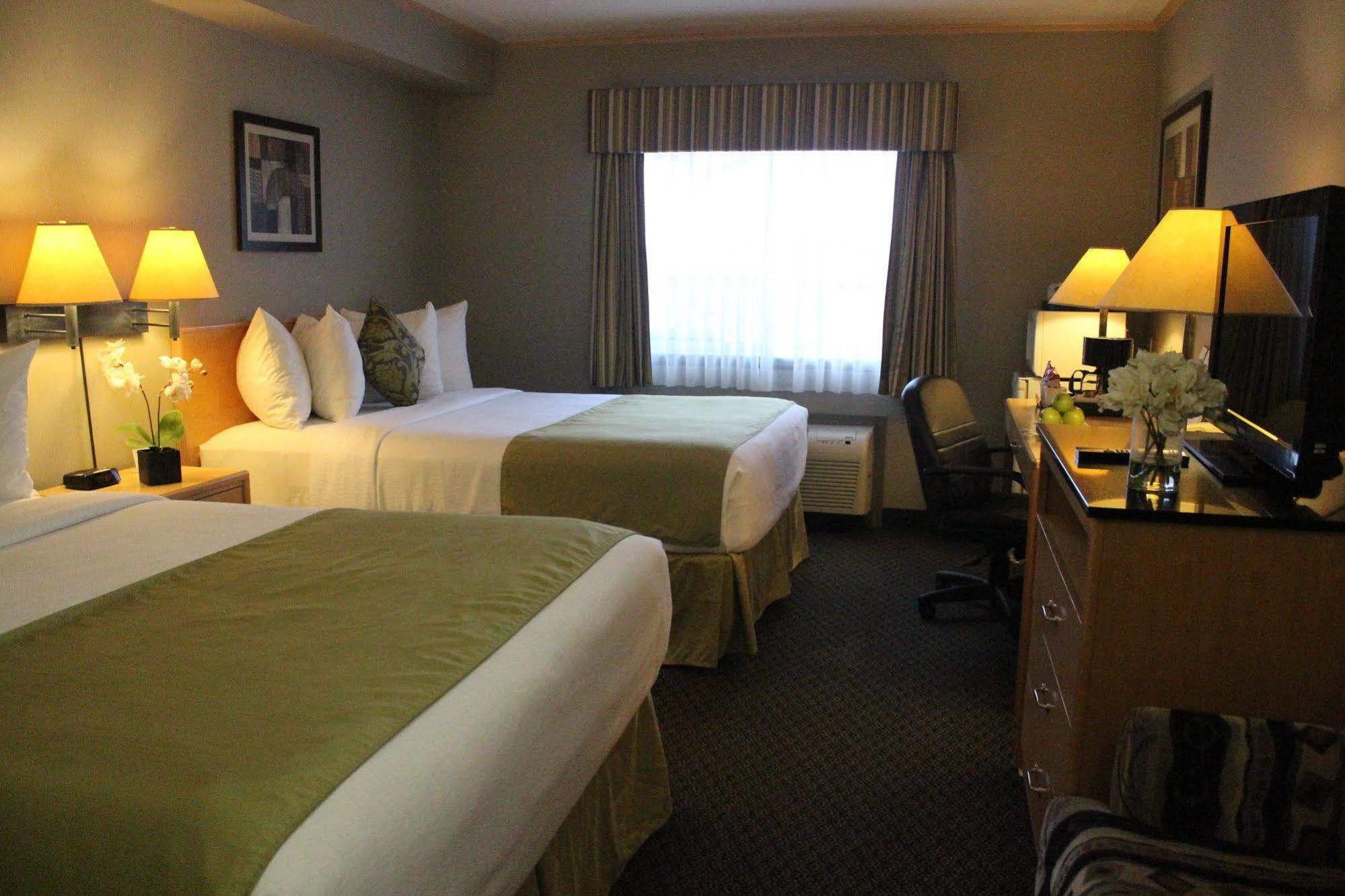 Travelodge By Wyndham Fort Mcmurray Εξωτερικό φωτογραφία