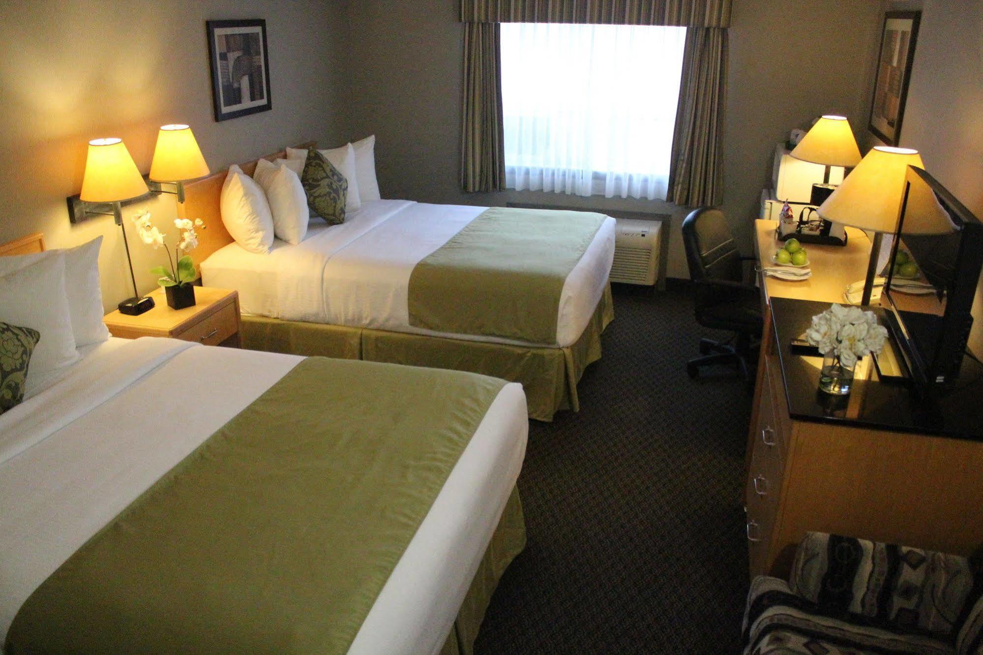 Travelodge By Wyndham Fort Mcmurray Εξωτερικό φωτογραφία