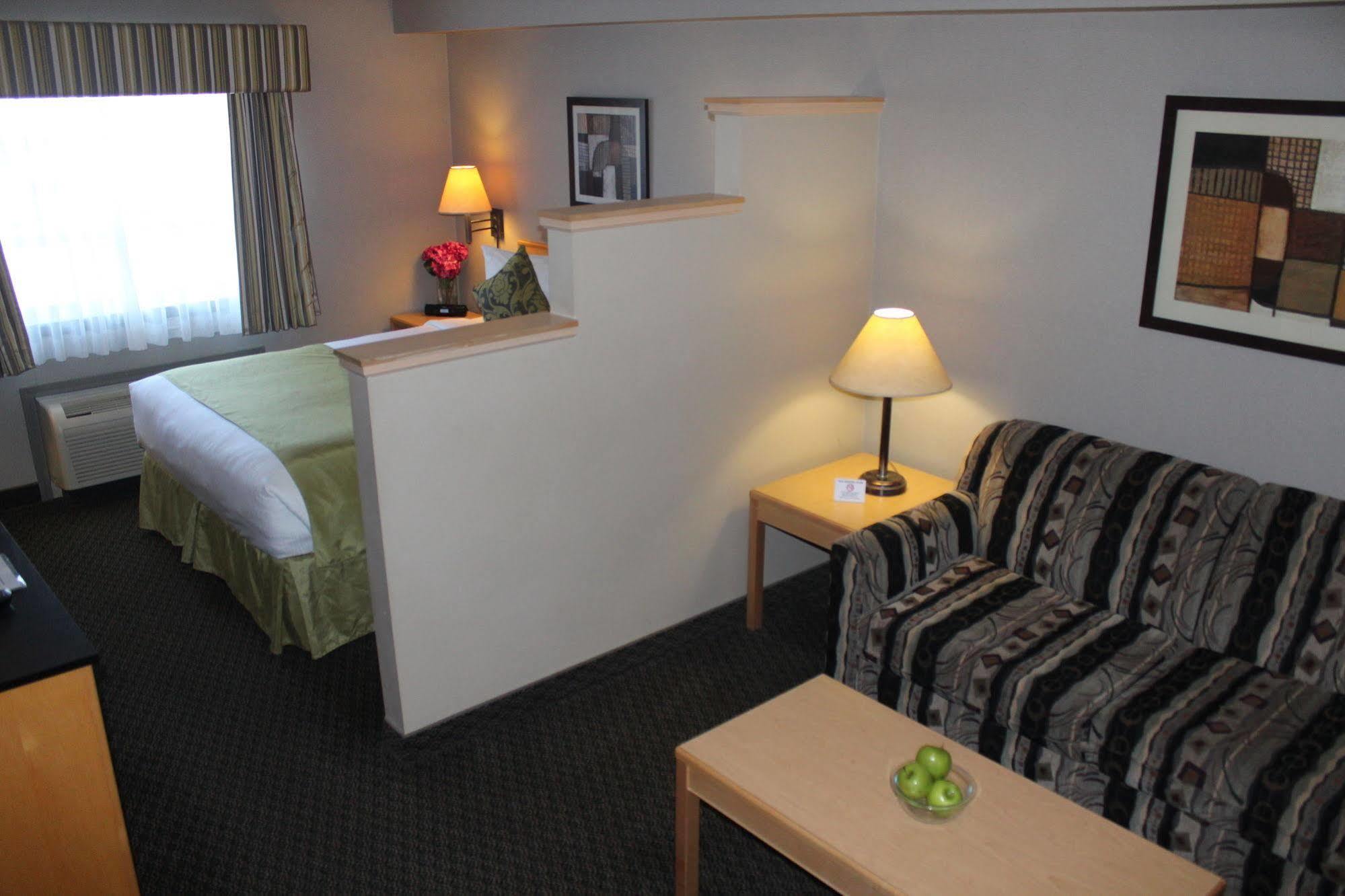 Travelodge By Wyndham Fort Mcmurray Εξωτερικό φωτογραφία