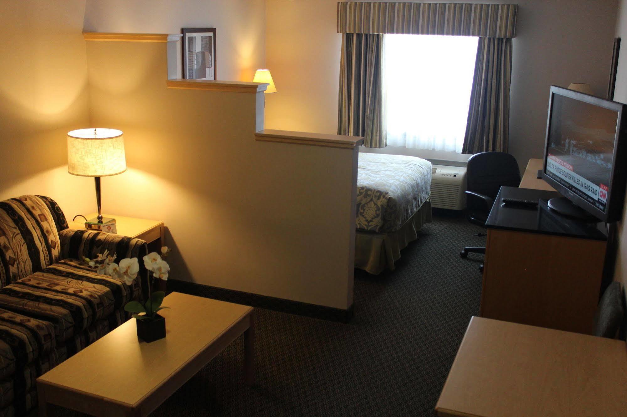 Travelodge By Wyndham Fort Mcmurray Εξωτερικό φωτογραφία